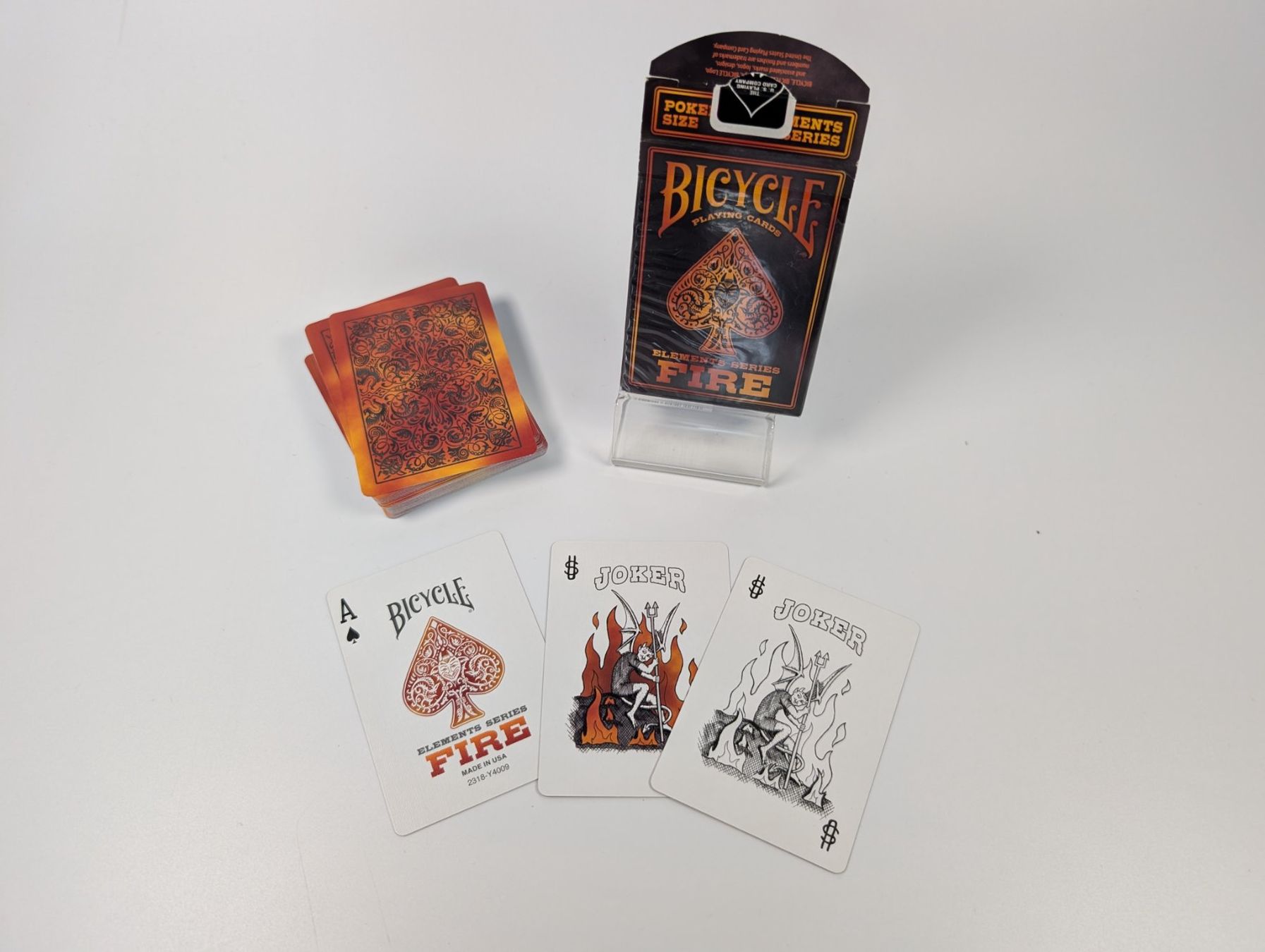 Giochi: Spielkarten Bicycle Elements Series Fire neuwertig – Nuovo (secondo la descrizione) da Ostermundigen venduto da TradeLab 1