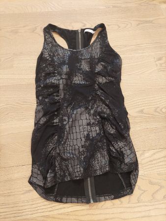 Oberteil mit zipper auf rücken