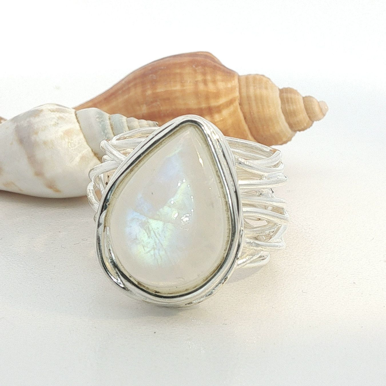 Olga Ribler Anelli: Statement Ornament Ring mit Regenbogen-Mondstein Gr 59 – Nuovo (secondo la descrizione) da Luzern venduto da Schmuckoutlet