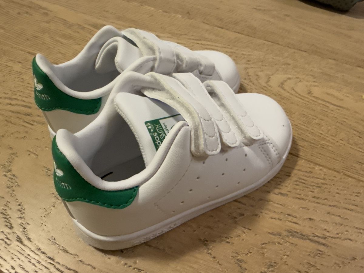Adidas Scarpe per ragazzi: Adidas Sneakers Grösse 24 – Usato da Therwil venduto da ang_7jcm
