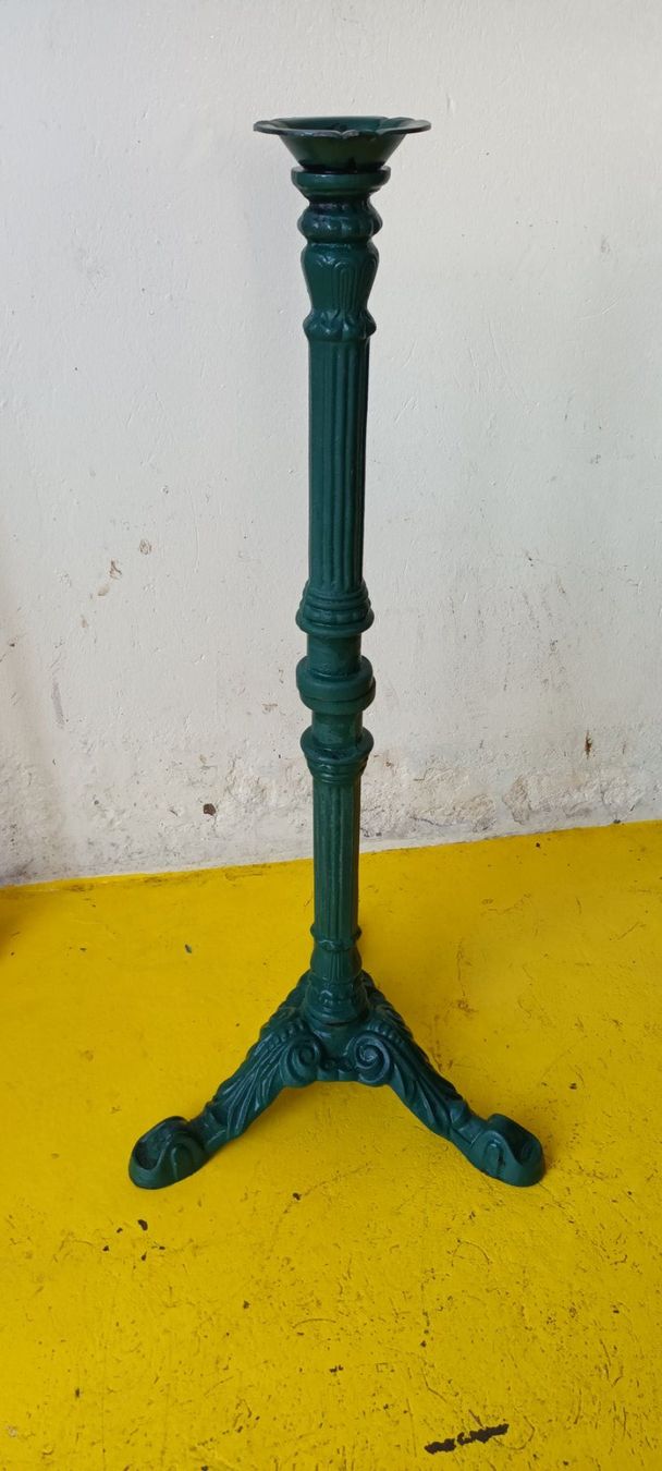 Altri mobili d'antiquariato: Robuster Gussfuss für Bistrotisch – Usato da Arisdorf venduto da friendly01 2