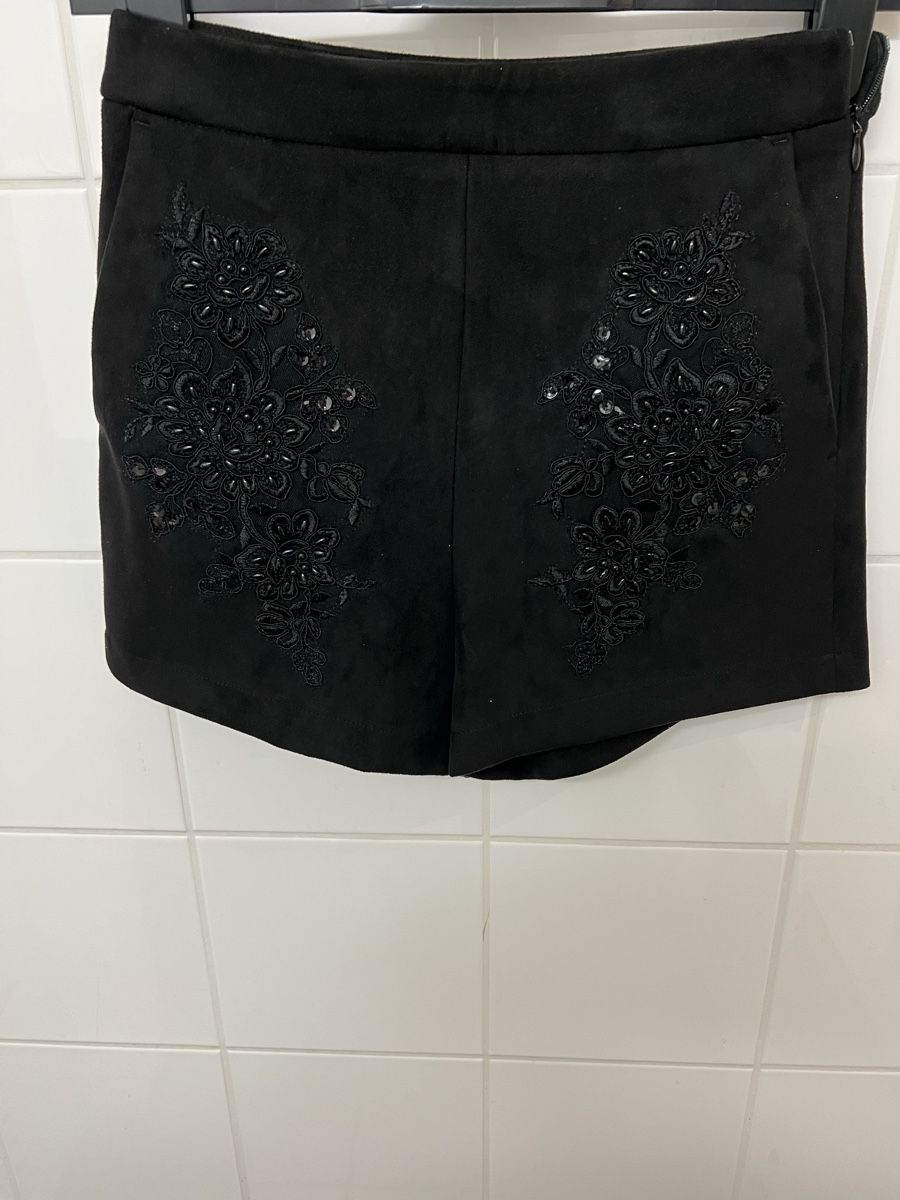 Zara Pantaloni: Shorts schwarz in Wildlederoptik – Nuovo (secondo la descrizione) da Jona venduto da n.ferrari