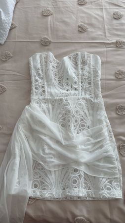 Robe courte blanche style corset dentelle