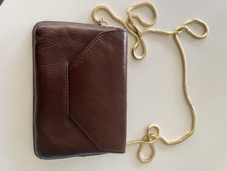 Elegant Brown Leather Crossbody Bag with Gold Chain