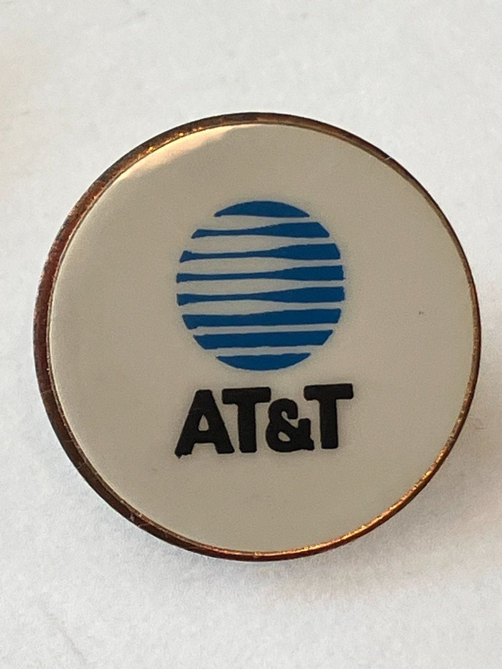 Placchette & Badge: 1 Pin AT&T – Usato da Basel venduto da djwwpp