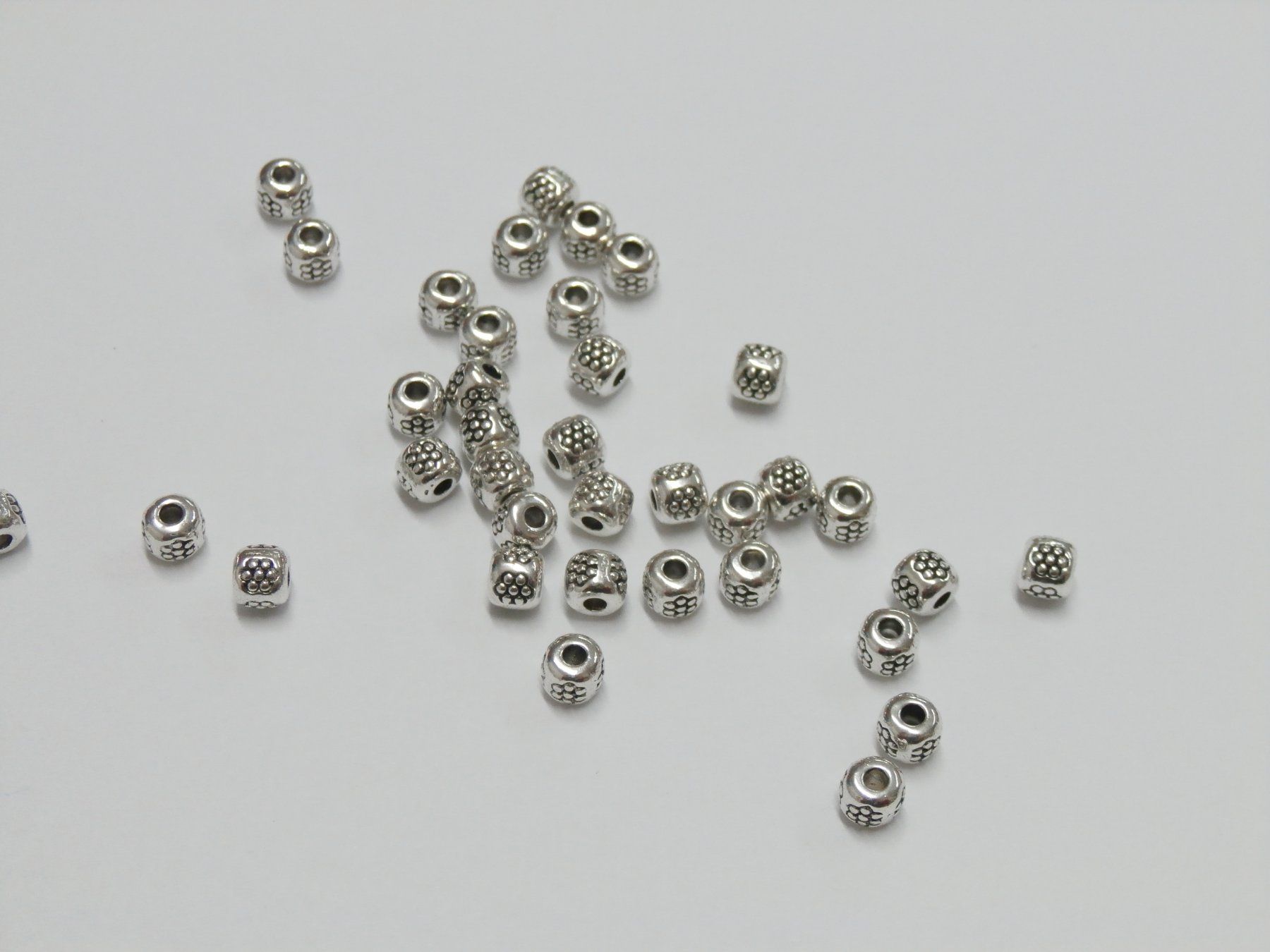Perle (finte): 130 Metall Zwischenperlen (1778) – Nuovo e nell'imballaggio originale da Blatten b. Naters venduto da Hobschelti 1
