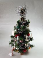 Christbaum dekoriert mit Kerzen und Kugeln klein