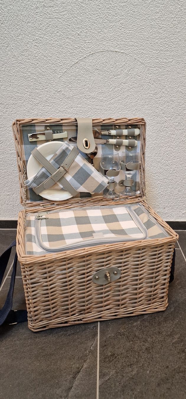 Altro per la casa: Schöner Picknickkorb, Weidenkorb, Neu – Nuovo (secondo la descrizione) da Reinach AG venduto da Bodomia 1
