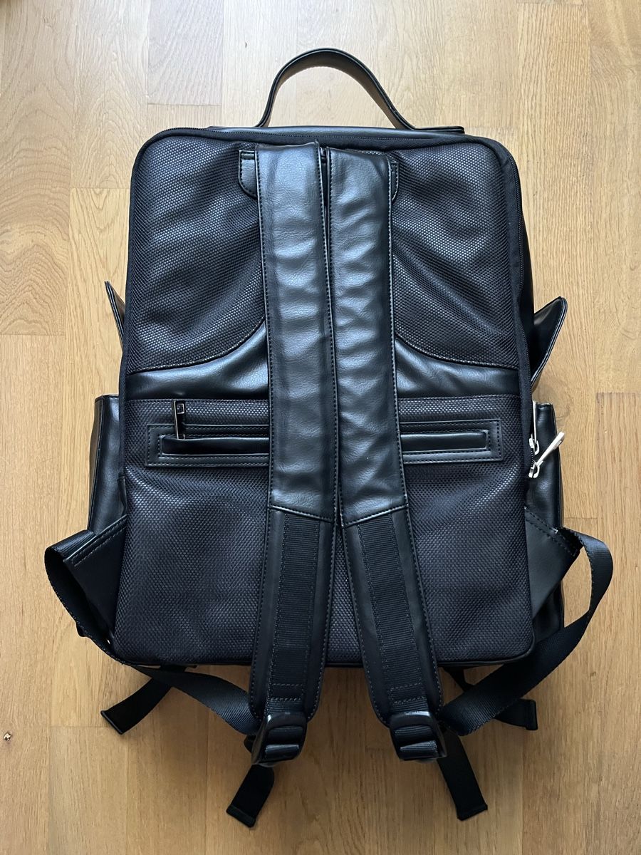 Zaini: Schwarzer Lederrucksack FitLine mit Notebook-Fach – Usato da Binningen venduto da burger1985 1