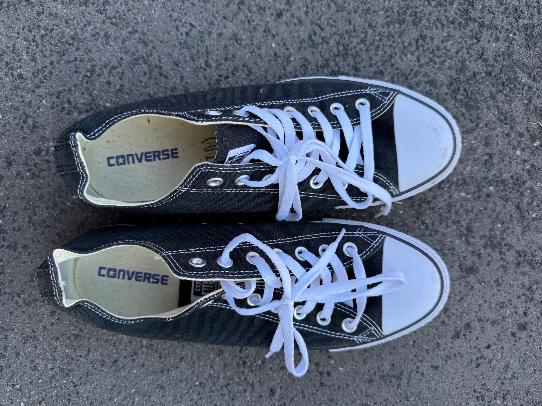 Converse Chaussures hommes: Converse schwarz weiss Gr. 44 – D'occasion à Uettligen par Leoniexx