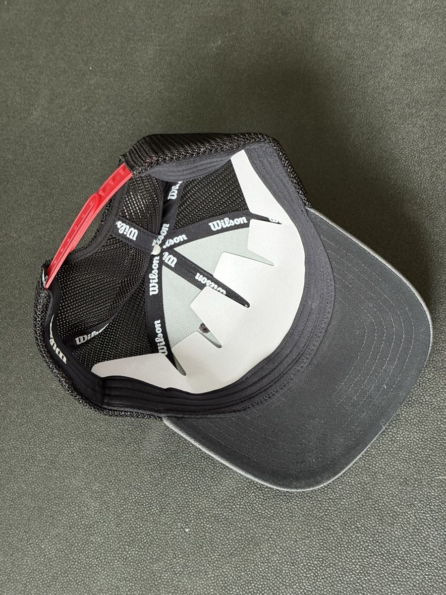 Copricapi, berretti & cappellini: Never used Wilson golf trucker-style cap – Nuovo e nell'imballaggio originale da Horgen venduto da thesilverarrow 1