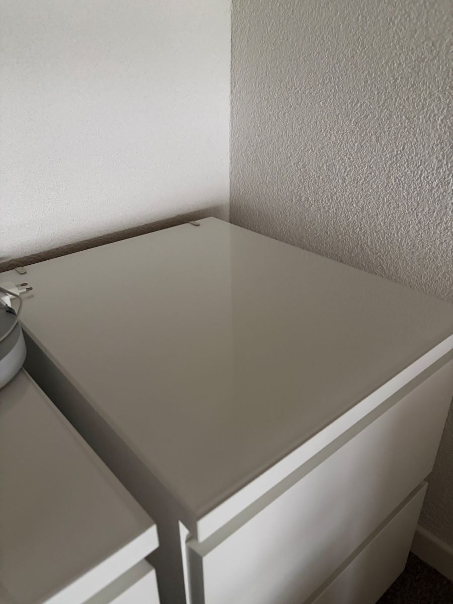 Ikea Comodini: Malm Nachtisch mit Glasplatte – Usato da Flawil venduto da lic_d9fc 1