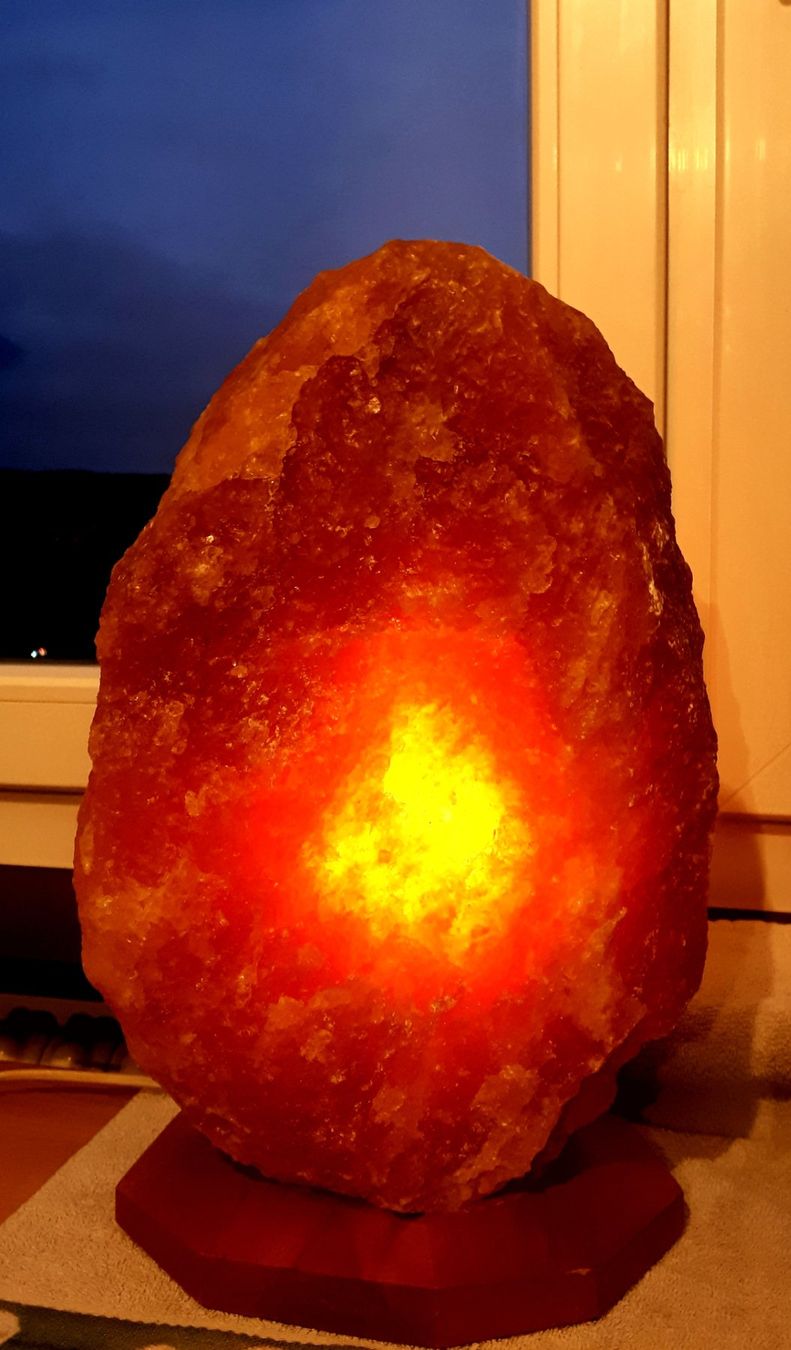 Lampade: grosse SalzKristallLampe mit Holzsockel – Usato da Weiningen ZH venduto da nic_5lqm
