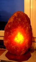 grosse SalzKristallLampe mit Holzsockel