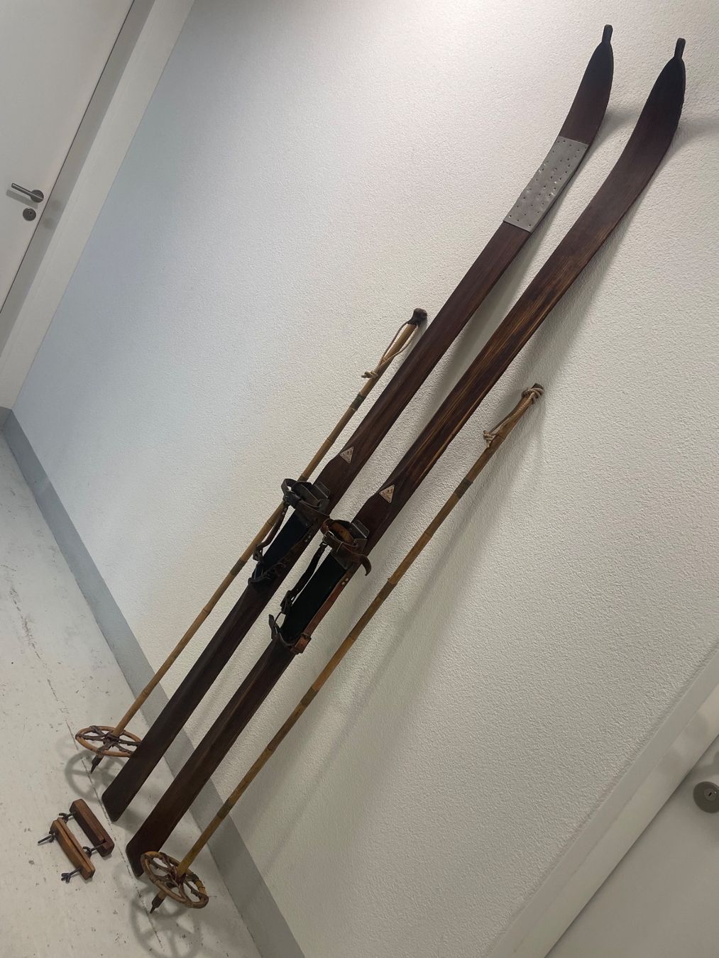 Skis: Ski, ca. 100jährige Ski mit Lederbindung und Stöcken – D'occasion à Menziken par fiat-500 4