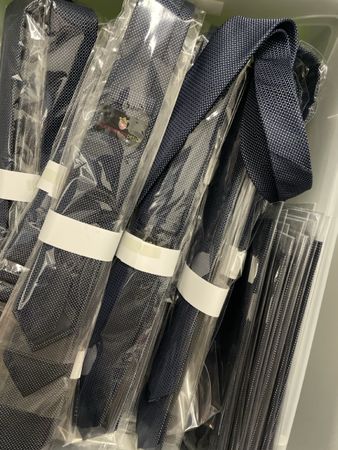 20 Blau weiss gepunktete Kravatten und Einstecktücher 