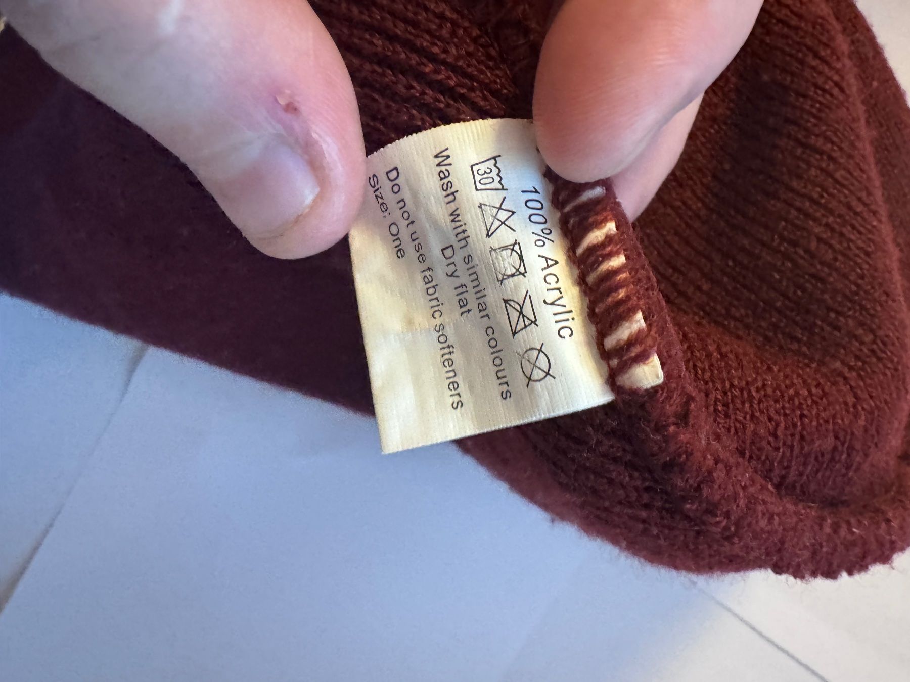 Copricapi, berretti & cappellini: Warme, weinrote Wintermütze – Usato da Winterthur venduto da tam_7tbh 4