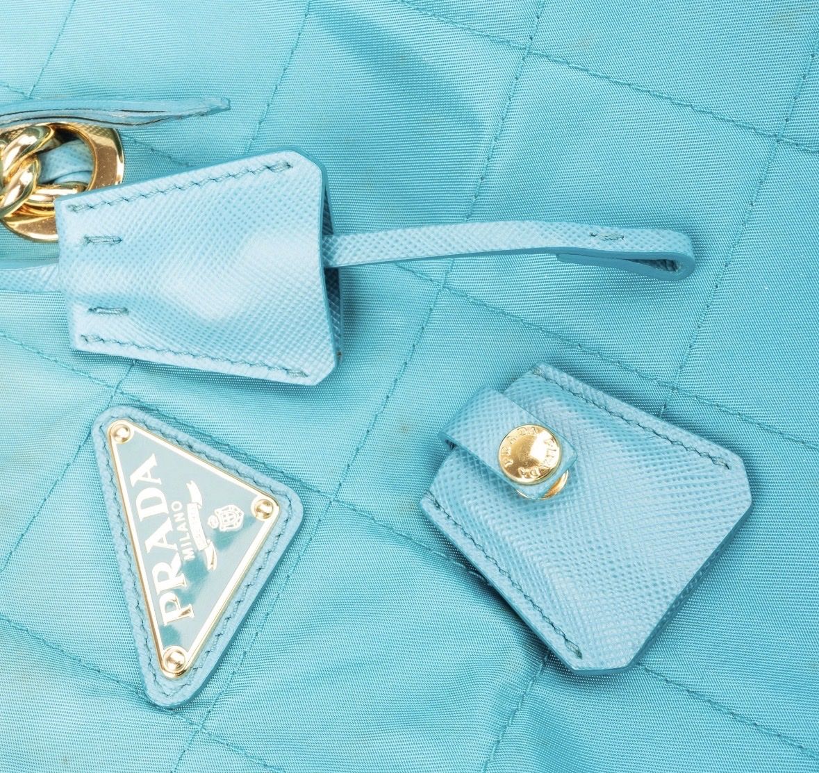 Prada Borse da donna: Prada quilted nylon chain bag in türkis – Usato da Ehrendingen venduto da ali_8rdt 8