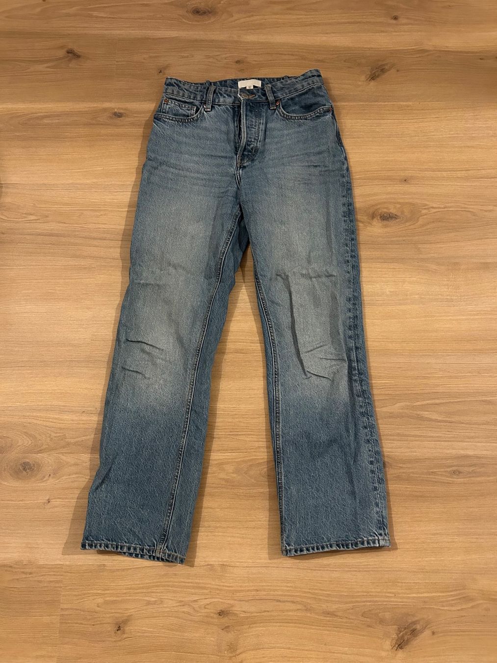H&M Jeans: Jeans bleu, avec boutons, coupe droite – Usato da Delémont venduto da elena_neuhaus