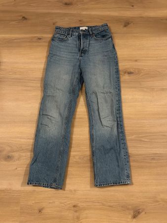 Jeans bleu, avec boutons, coupe droite