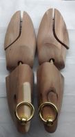 Lot embauchoires en bois et formes pour chaussures homme