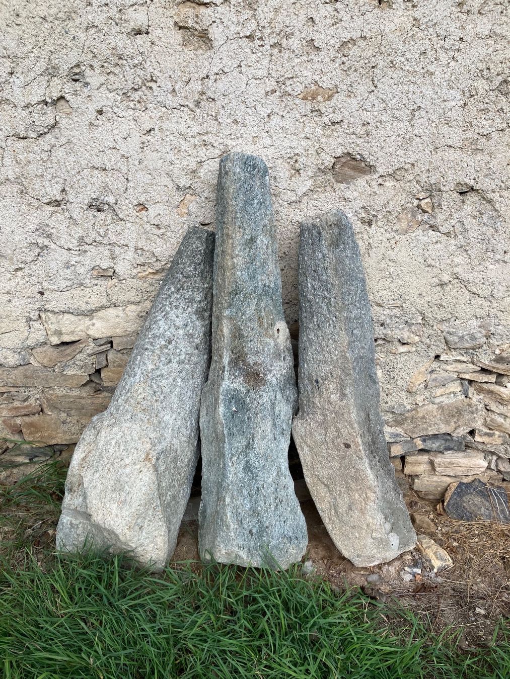Steine & Dachziegeln: Antike Naturstein Steinsäulen – Gebraucht aus Domat/Ems von Felbe