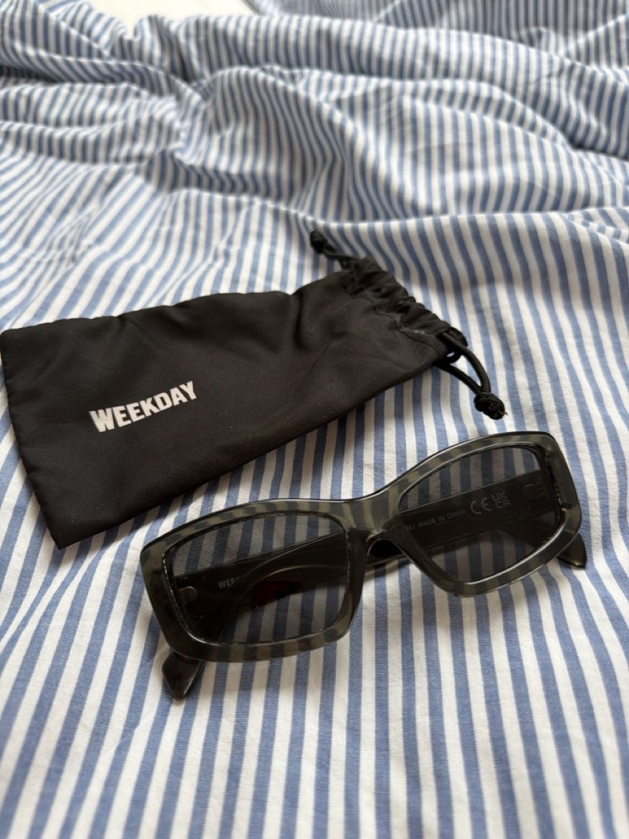 Brillen & Gläser: Weekday Rectangular sunglasses - green/grey – Gebraucht aus Wangen ZH von sha_5flw