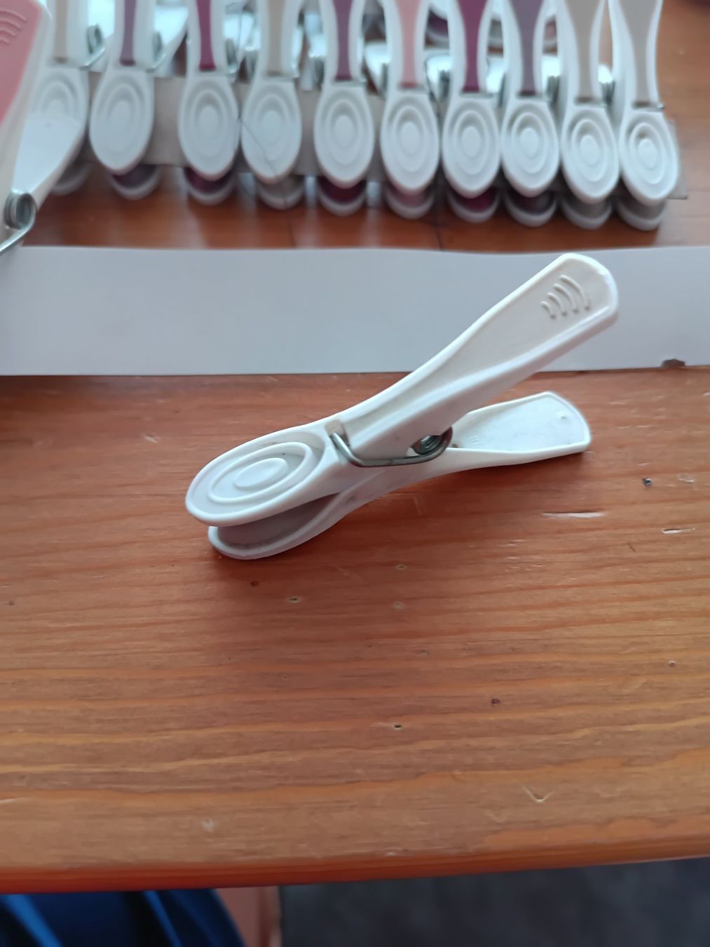Tutti gli attrezzi: Wäscheklammern, clothes pegs. – Usato da Bertschikon (Gossau, ZH) venduto da SJLPHI 1