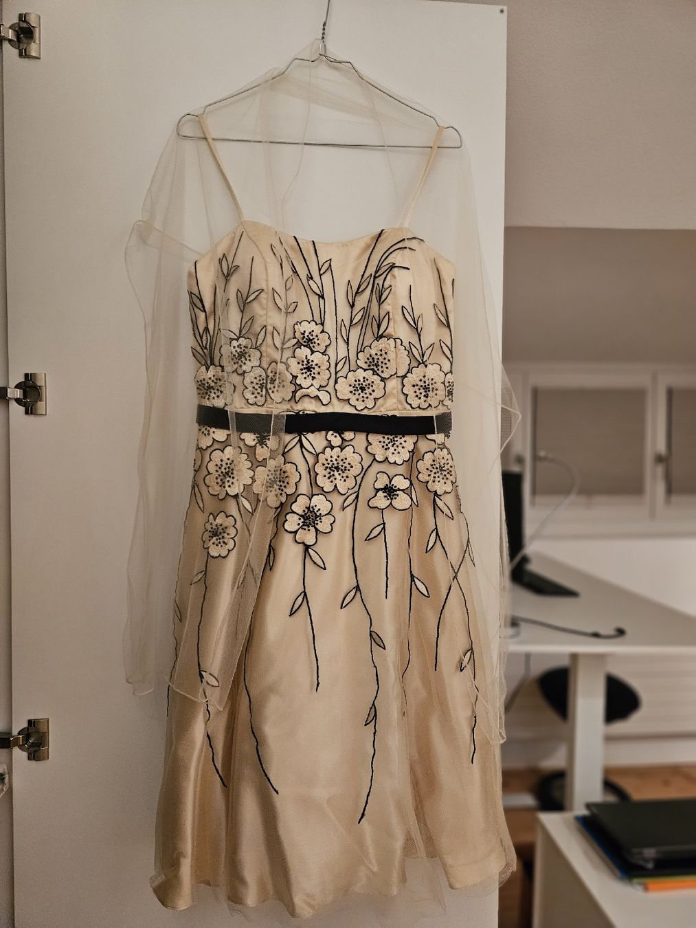 Vestiti: Festliches Kleid mit Blumenmuster, Grösse 40 – Usato da Olten venduto da SCHATZTRUHE01