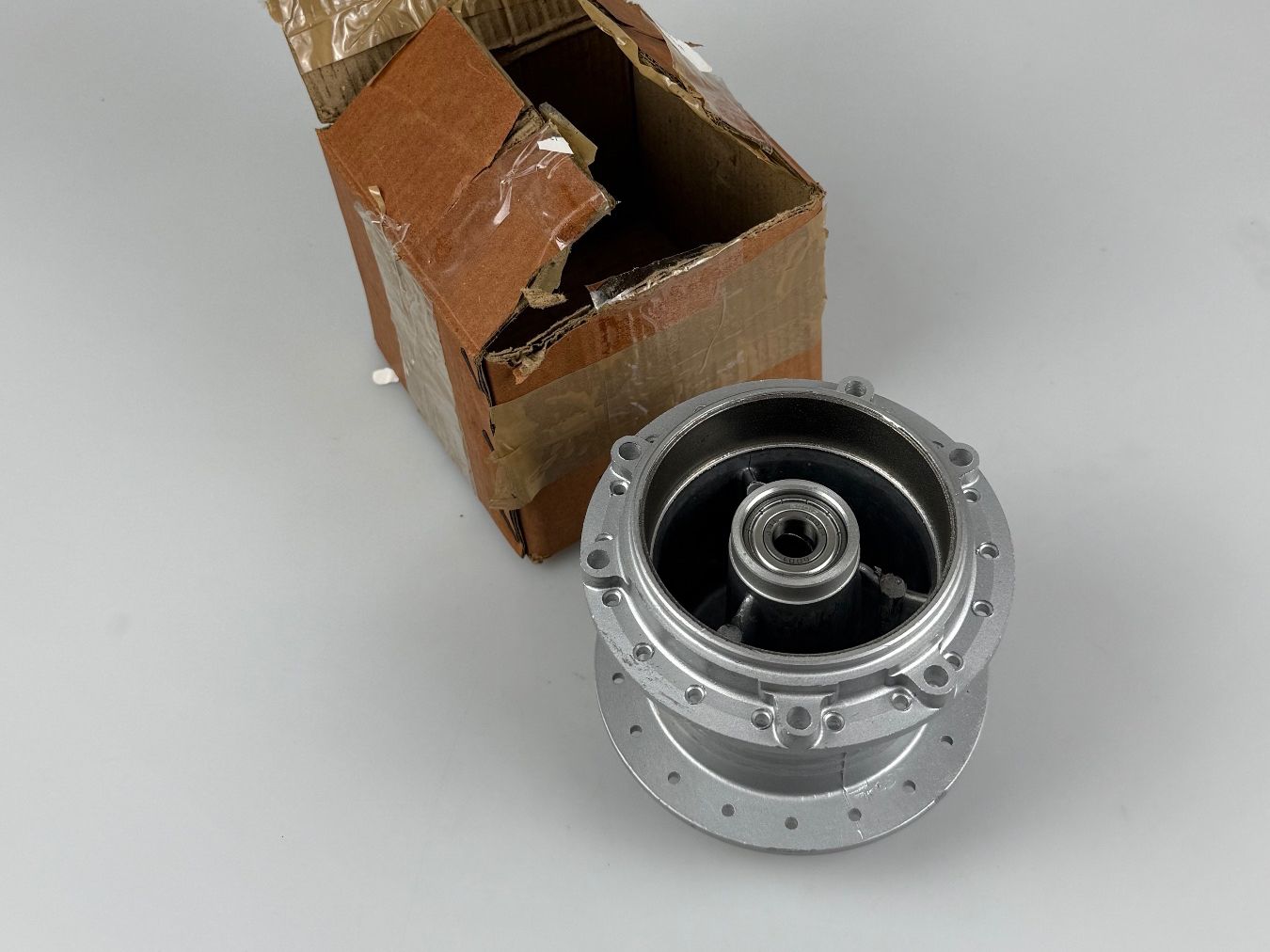 Puch Mofas: Speichennabe hinten Puch – Neu und originalverpackt aus Hallau von mofaplus