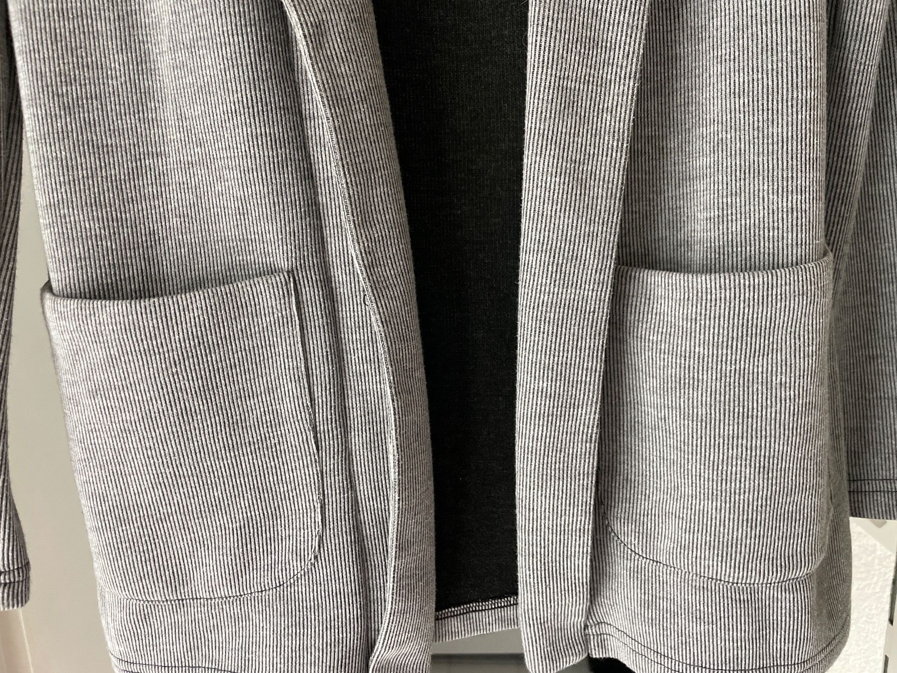 Giacche: Strickjacke Feinripp grau(gestreift) Grösse S – Usato da Küssnacht am Rigi venduto da Monimaus03 3