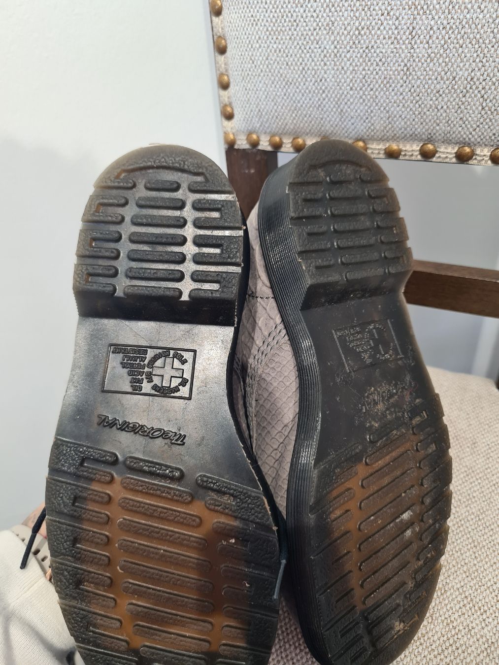 Dr. Martens Damenschuhe: Dr. Martens Python Print Stiefel Gr. 38 Beige Grau  – Gebraucht aus Adligenswil von FriedasWelt 7