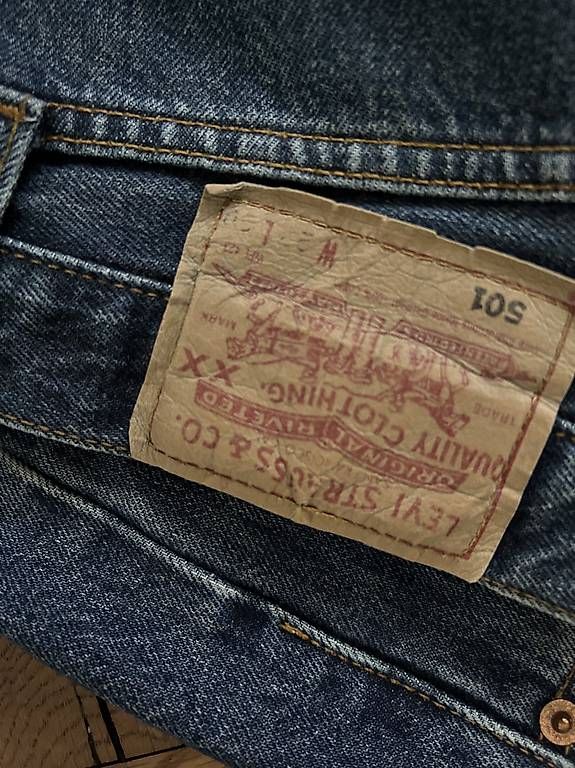 Jeans: 2 Levis Jeans  1x Blue Denim & 1x Schwarz  – D'occasion à Winterthur par jen_6bzw 1