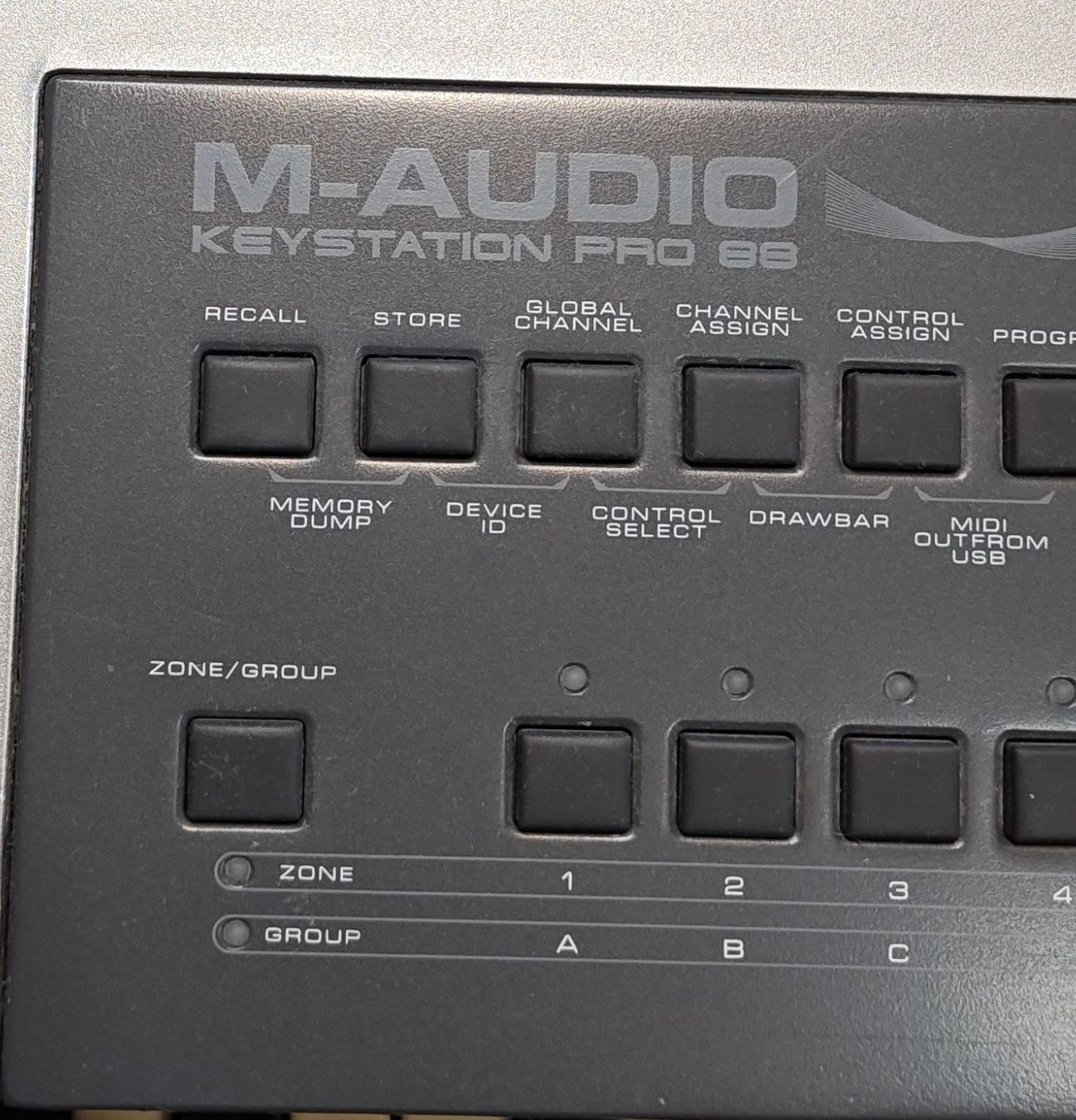 M-Audio Strumenti musicali: M-Audio Keystation Pro 88 Controller älterer Jahrgang – Usato da Winterthur venduto da Winti-Piano 3