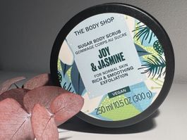 Zuckerpeeling JOY & JASMINE Body Scrub 250ml - The Body Shop