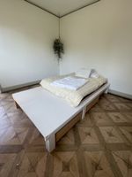Bett Bühne aus Naturholz mit drei Schubladen