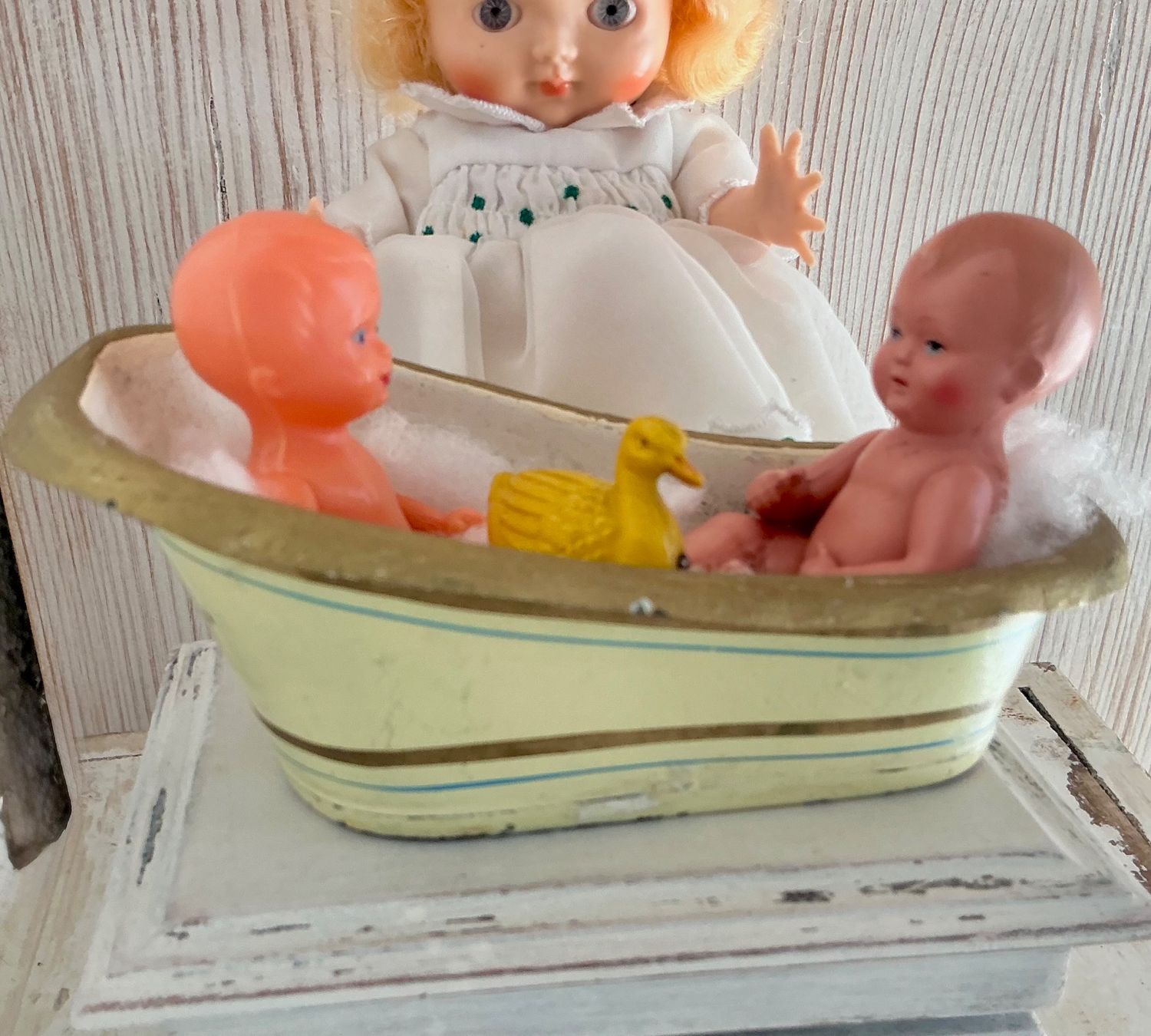 Giocattoli: URALTES BLECHBADEWÄNNCHEN MIT ZWEI PÜPPCHEN – Usato da Zell LU venduto da Silvermemory 1
