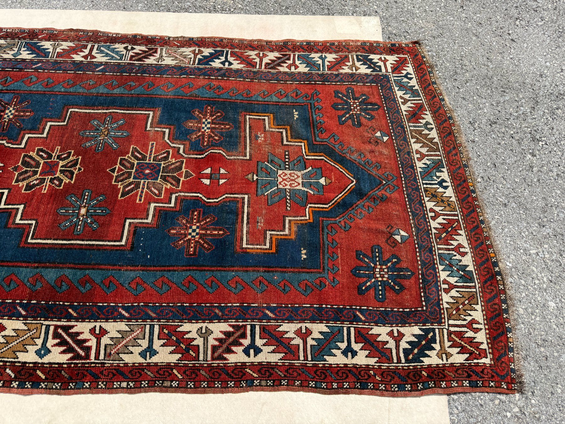 Teppiche: Kasak mit archaischem Design Teppich 236x140cm sauber – Gebraucht aus Vacallo von cri_229f 2