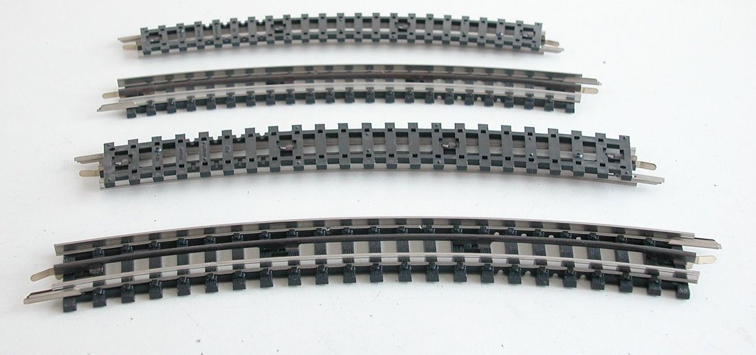 Trix Modelleisenbahnen: Trix 10 Gleisstücke gebogen Spur H0 – Gebraucht aus Oberwil BL von Klang 1