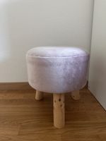 Rosa Hocker mit Holzbeinen