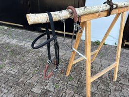 2 schöne Hackamore mit geflochtenem Leder-Nasenriemen