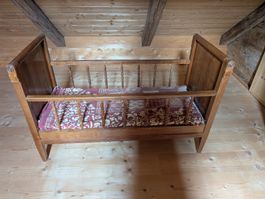 Kinderbett Holz Massiv Antik guter Zustandes 