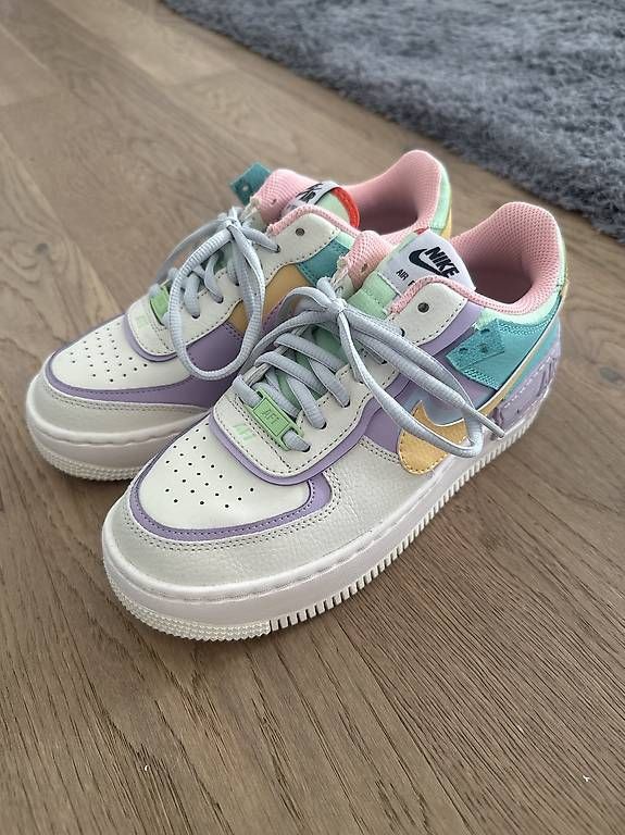 Scarpe da donna: Nike Air Force 1 – Usato da Igis venduto da andrin_borer