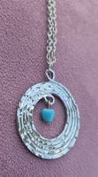 Collana con ciondolo cerchio martellato e cuore turchese