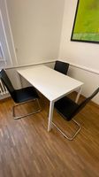 Meetingtisch weiss und drei Stühle 