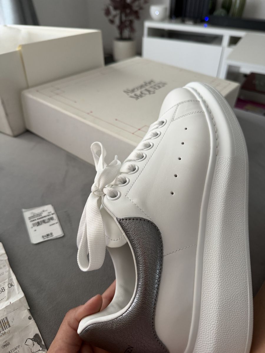 Alexander Mcqueen Scarpe da uomo: Neu Alexander McQueen Oversize Sneaker Weiss/Silber Metallic – Nuovo (secondo la descrizione) da Stetten AG venduto da Liz_2020 1