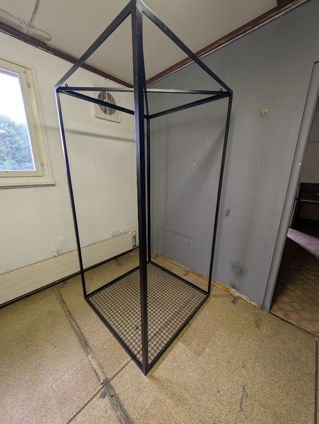Sonstige Dekorationen & Accessoires: Hängender Displaykäfig aus Metall ab CHF 1.- – Neu (gemäss Beschreibung) aus Einsiedeln von 031893843546866 1