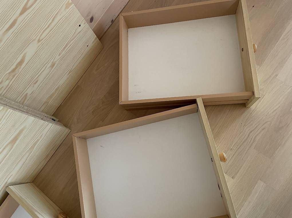 Schreibtische: À donner, petit bureau d'étudiant – Gebraucht aus Faoug von rocamadou