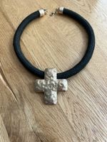 Schwarze Halskette mit Kreuz Anhänger - Top Zustand!