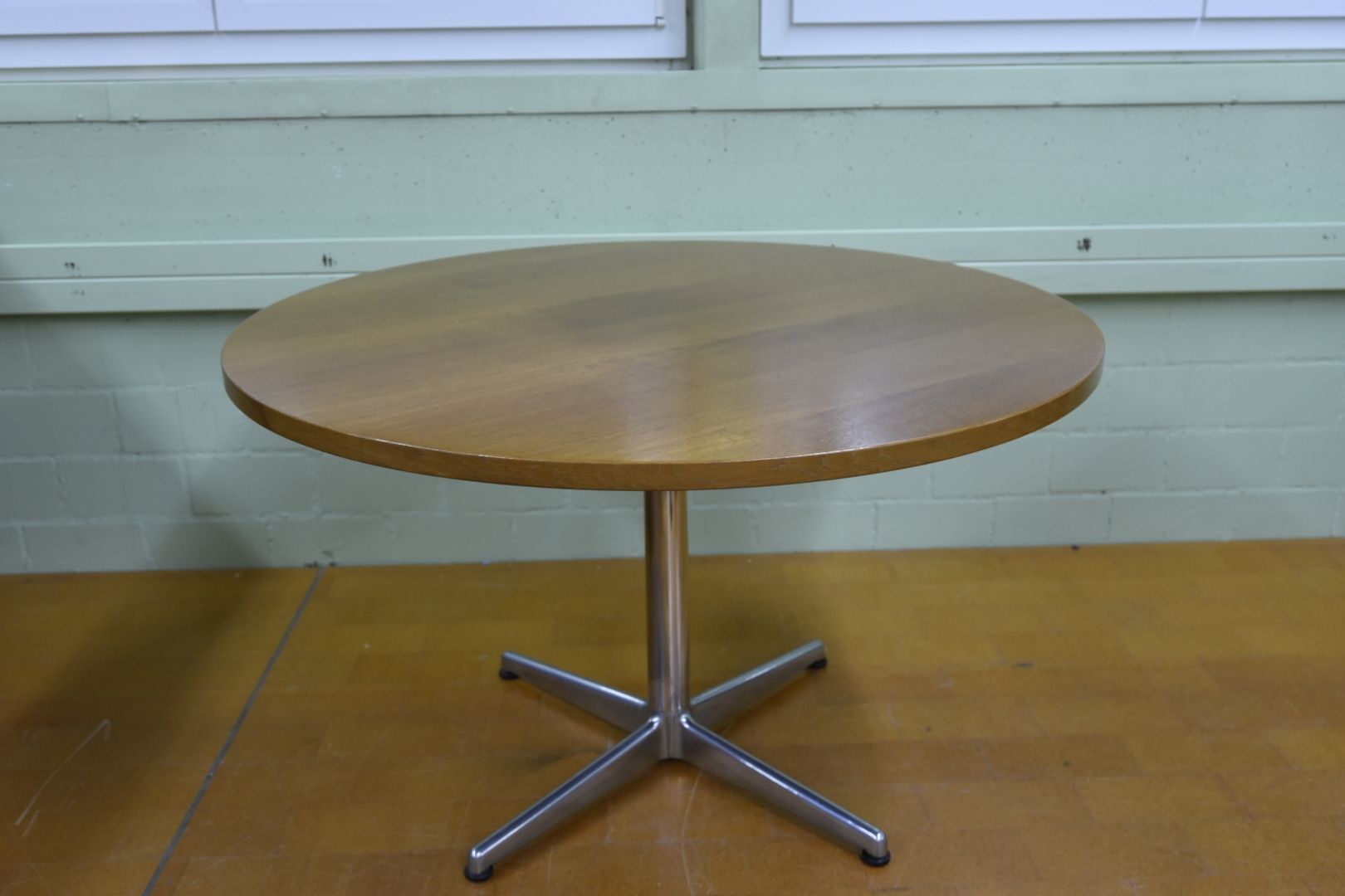 Tavoli: Designer Tisch mit Aluminium Fuss – Usato da Lichtensteig venduto da Polsterwerk 2